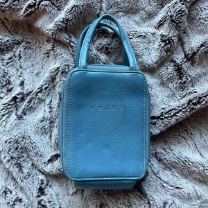 LIGHT BLUE COACH BAG VINTAGE AND ADDS COLOR TO YOUR OUTFIT